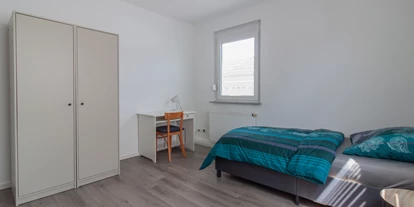 Monteurwohnung - Haßmersheim - Schlafzimmer 3 mit Einzelbetten, Nachttische und Kleiderschrank - nJoyHomes - Heilbronn City bis 18 P.