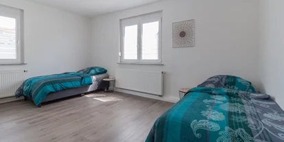 Monteurwohnung - Haßmersheim - Schlafzimmer 3 mit Einzelbetten, Nachttische und Kleiderschrank - nJoyHomes - Heilbronn City bis 18 P.