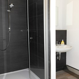 Monteurzimmer: eine von zwei Bädern mit Dusche, WC und Waschbecken - Voll möblierte Monteur- und Gästezimmer, Pension