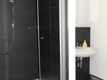 Monteurwohnung - Waschmaschine - Deutschland - eine von zwei Bädern mit Dusche, WC und Waschbecken - Voll möblierte Monteur- und Gästezimmer, Pension