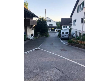 Monteurwohnung - Parkplatz: kostenlose Parkplätze in der Straße - Zürich - Aussicht auf Einkaufsmöglichkeit  - Monterzimmer Hüntwangen
