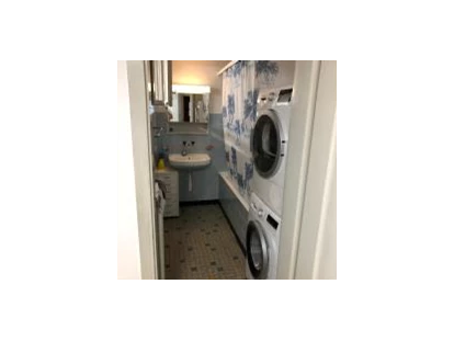 Monteurwohnung - Parkplatz: kostenlose Parkplätze in der Straße - Zürich - Bad mit WM und Wäschetrockner - Monterzimmer Hüntwangen