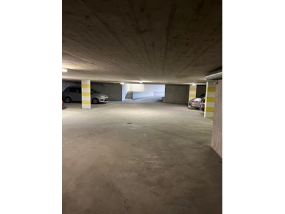 Monteurwohnung - Parkplatz: kostenlose Parkplätze in der Straße - Zürich - Tiefgaragen PP 2 - Monterzimmer Hüntwangen