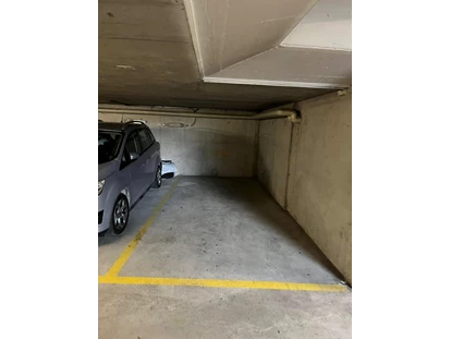 Monteurwohnung - Parkplatz: kostenlose Parkplätze in der Straße - Zürich - Tiefgaragen PP 1 - Monterzimmer Hüntwangen