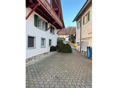 Monteurwohnung - Parkplatz: kostenlose Parkplätze in der Straße - Zürich - Sicht auf Unterkunft - Monterzimmer Hüntwangen