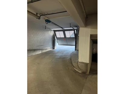 Monteurwohnung - Parkplatz: kostenlose Parkplätze in der Straße - Zürich - Eingang Tiefgarage - Monterzimmer Hüntwangen