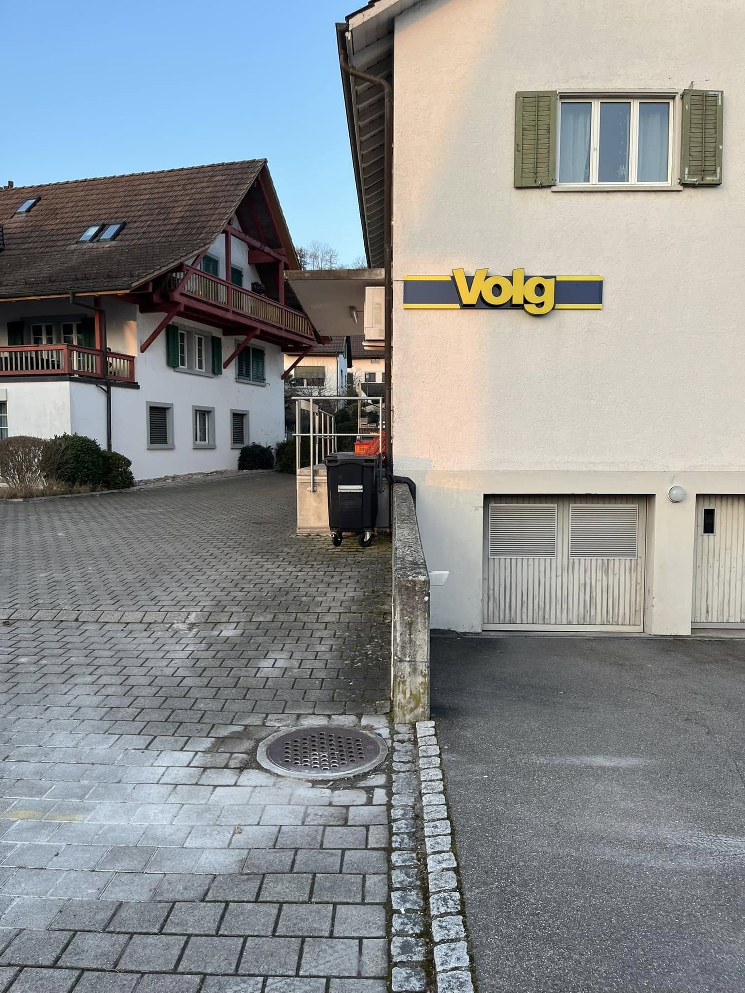 Monteurzimmer: Tiefgargen Einfahrt - Monterzimmer Hüntwangen