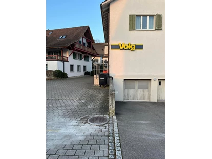 Monteurwohnung - Parkplatz: kostenlose Parkplätze in der Straße - Zürich - Tiefgargen Einfahrt - Monterzimmer Hüntwangen