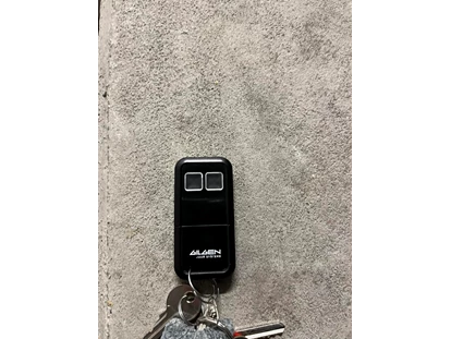 Monteurwohnung - Parkplatz: kostenlose Parkplätze in der Straße - Zürich - Handsänder für Tiefgarage - Monterzimmer Hüntwangen