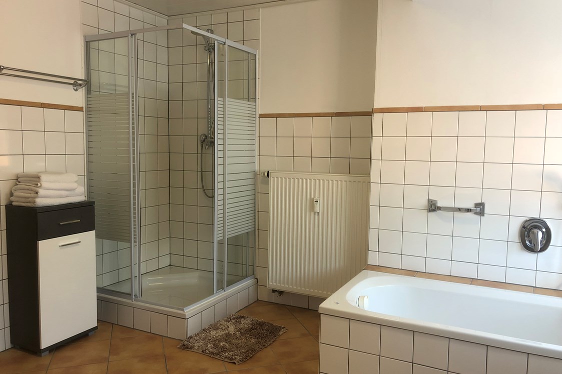 Monteurzimmer: Badezimmer - (RS101) Geräumige Monteurwohnung 