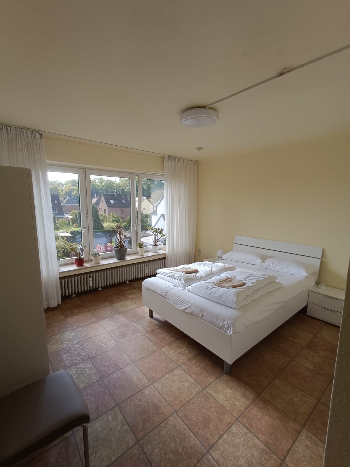 Monteurzimmer: Privates Doppelbettzimmer - Privates Gästezimmer mit Gemeinschaftsbad