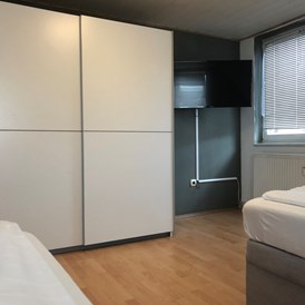 Monteurzimmer: Schrank, TV - (BUL102) Moderne Monteurwohnung 