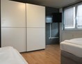 Monteurzimmer: Schrank, TV - (BUL102) Moderne Monteurwohnung 