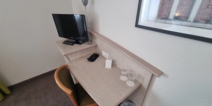 Monteurwohnung - Bettwäsche: Bettwäsche gegen Gebühr - Hamburg-Stadt Hamburg Wandsbek - Schreibtisch - Appartement mit eigenem Bad und Kitchenette