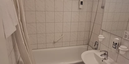 Monteurwohnung - Bettwäsche: Bettwäsche gegen Gebühr - Hamburg-Stadt Hamburg Wandsbek - Badezimmer - Appartement mit eigenem Bad und Kitchenette