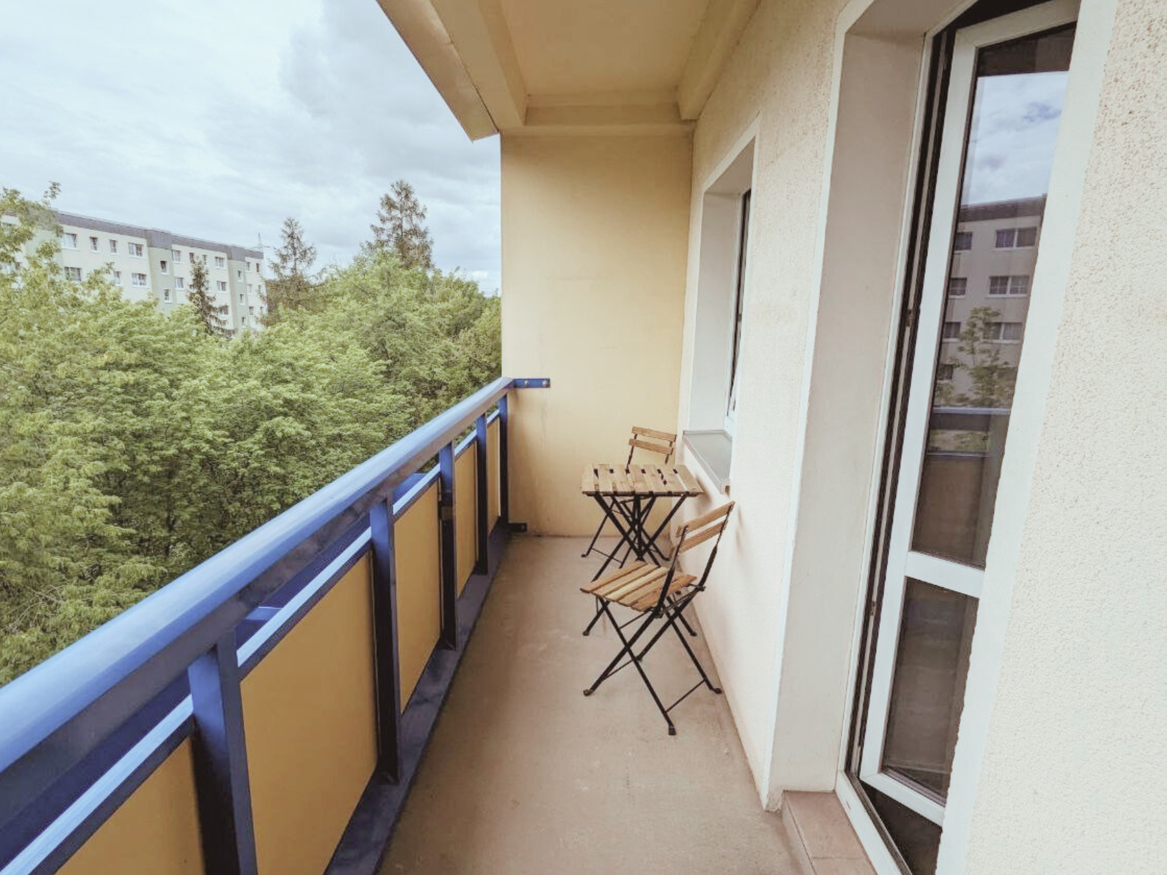 Monteurzimmer: Rauchen erlaubt – draußen auf dem geschützten Balkon. - flex living -  Monteurwohnungen in Dresden