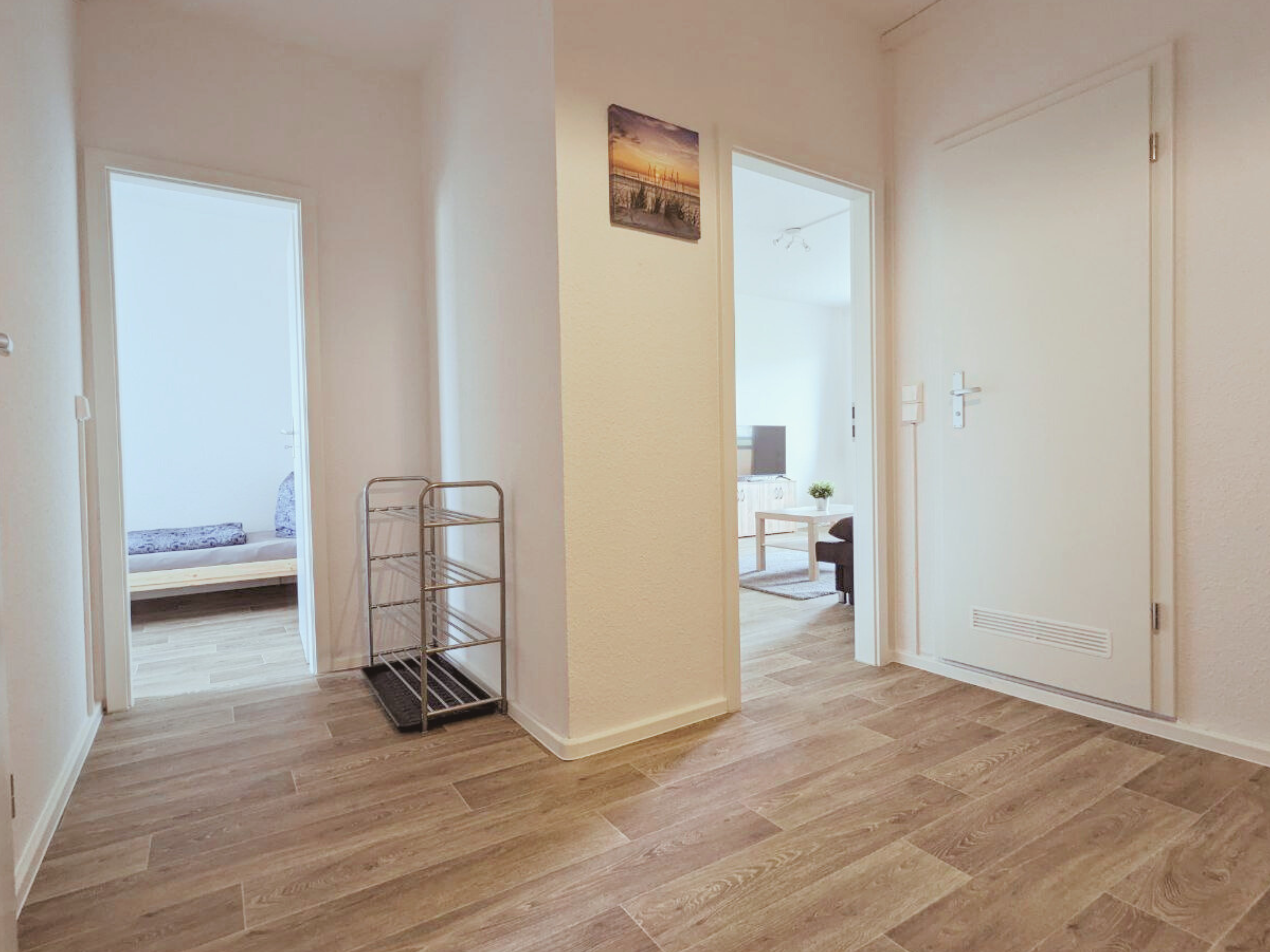 Monteurzimmer: Direkt beim Ankommen: Stauraum für Jacken und Schuhe. - flex living -  Monteurwohnungen in Dresden