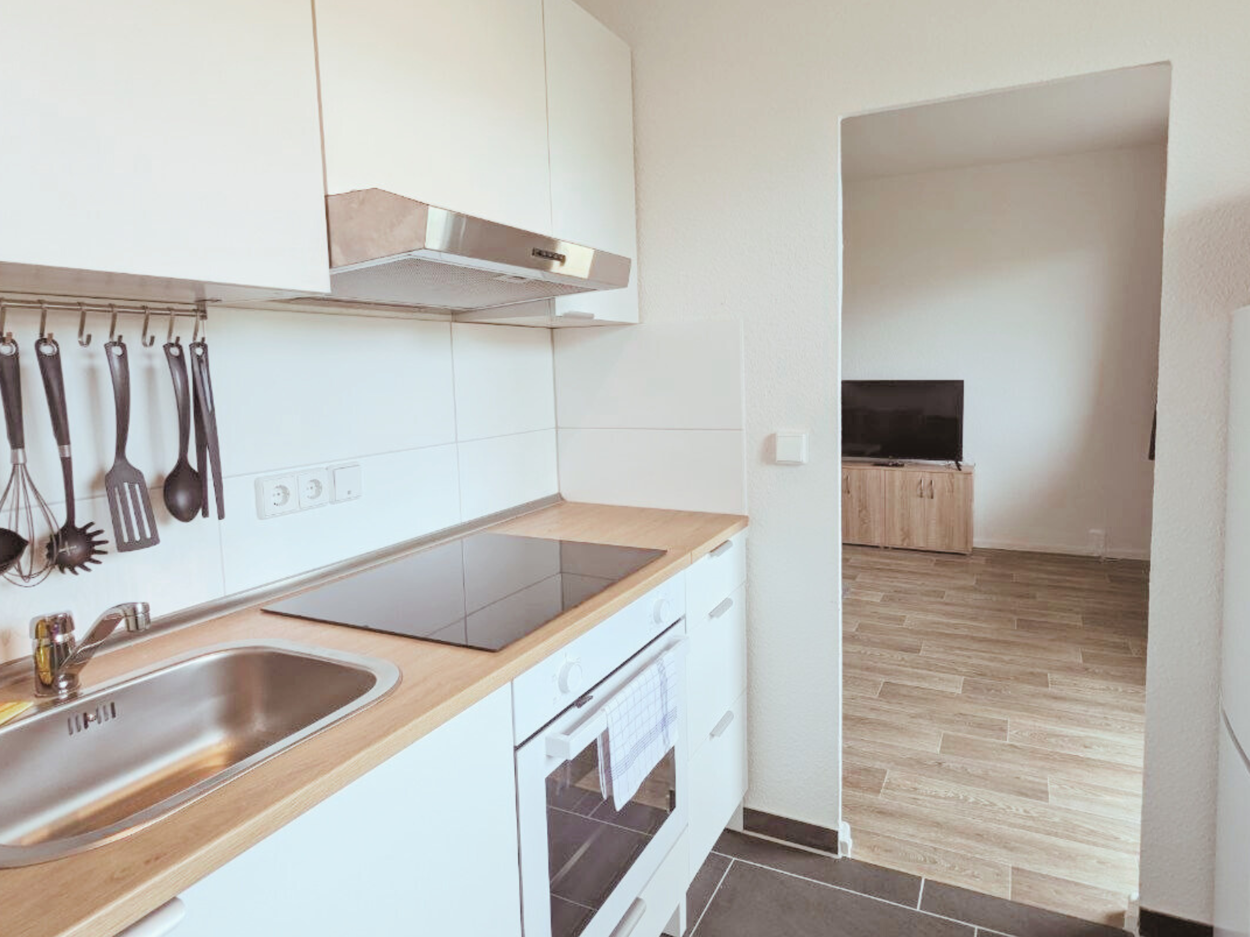 Monteurzimmer: Voll ausgestattete Küche mit allem, was Sie brauchen. - flex living -  Monteurwohnungen in Dresden