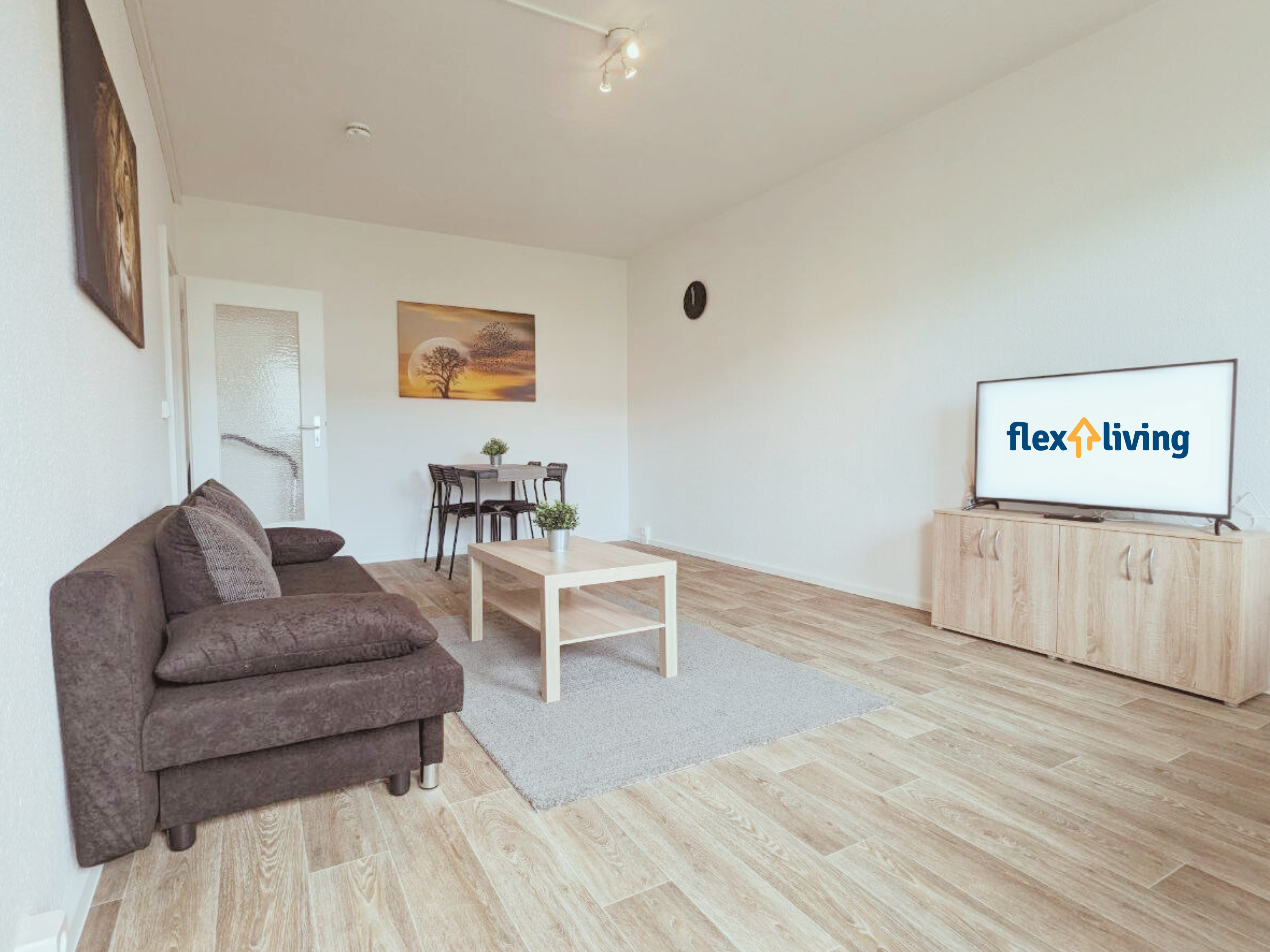 Monteurzimmer: Gemütliches Wohnzimmer mit WLAN, bequemer Couch und TV - flex living -  Monteurwohnungen in Dresden