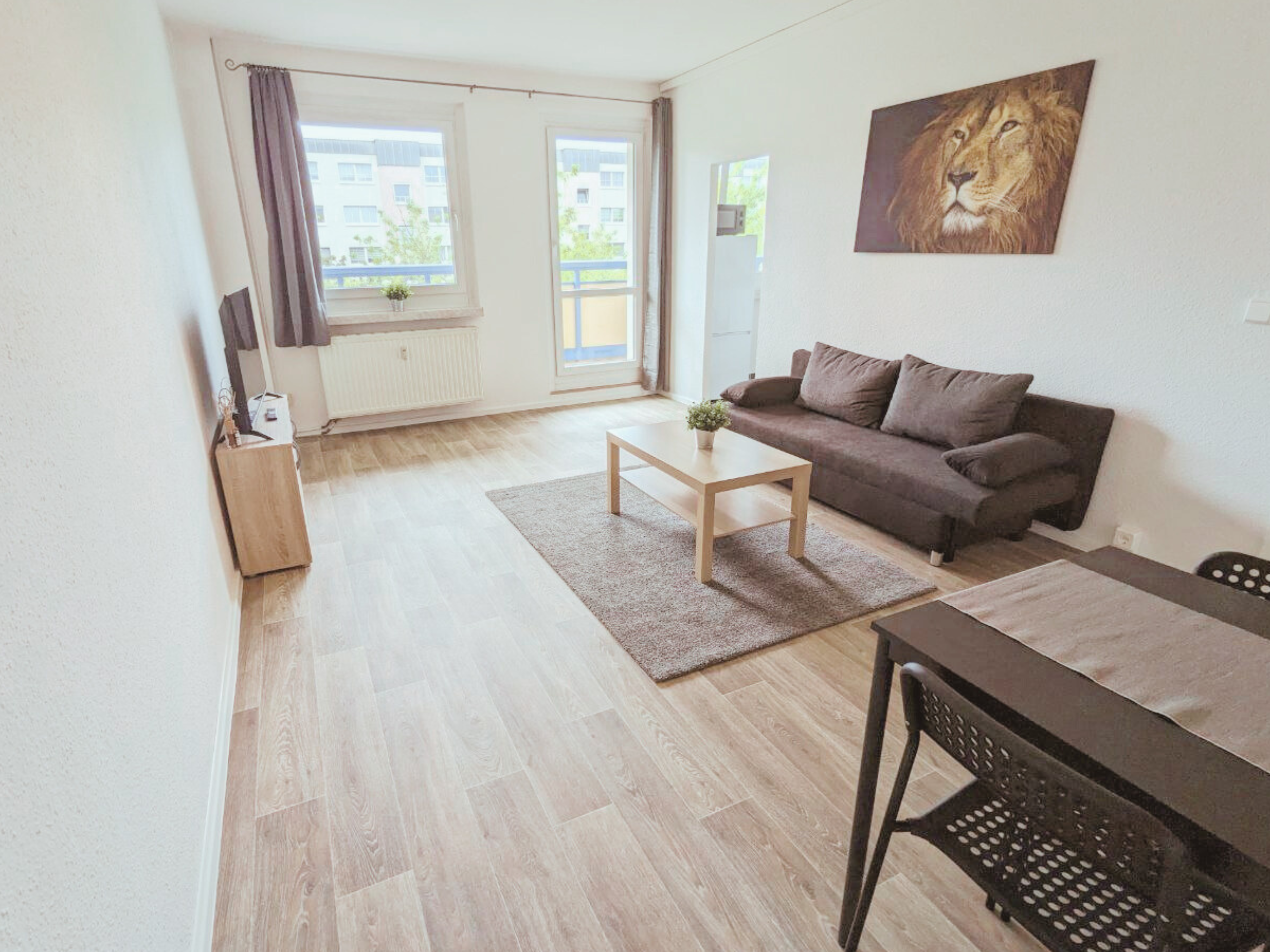 Monteurzimmer: Ess- und Wohnbereich kombiniert – praktisch und einladend. - flex living -  Monteurwohnungen in Dresden