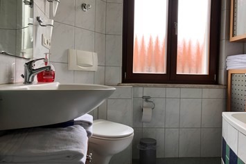 Monteurzimmer: Badezimmer - (AM111) Liebevoll eingerichtete Monteurwohnung 