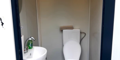 Monteurwohnung - Kehl - Zusätzlicher WC-Container vor den Ferienwohnungen separat für Damen/Herren - Monteurzimmer Rumpel für 1 - 10 Personen