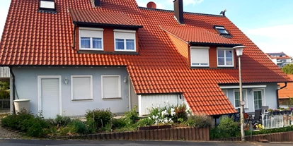 Monteurwohnung - Kehl - Außenansicht der beiden Ferienwohnungen:
In der linken Doppelhaushälfte befindet sich im EG eine Ferienwohnung für bis zu 4 Personen.
In der rechten Doppelhaushälfte befindet sich im DG eine Ferienwohnung für bis zu 6 Personen. - Monteurzimmer Rumpel für 1 - 10 Personen