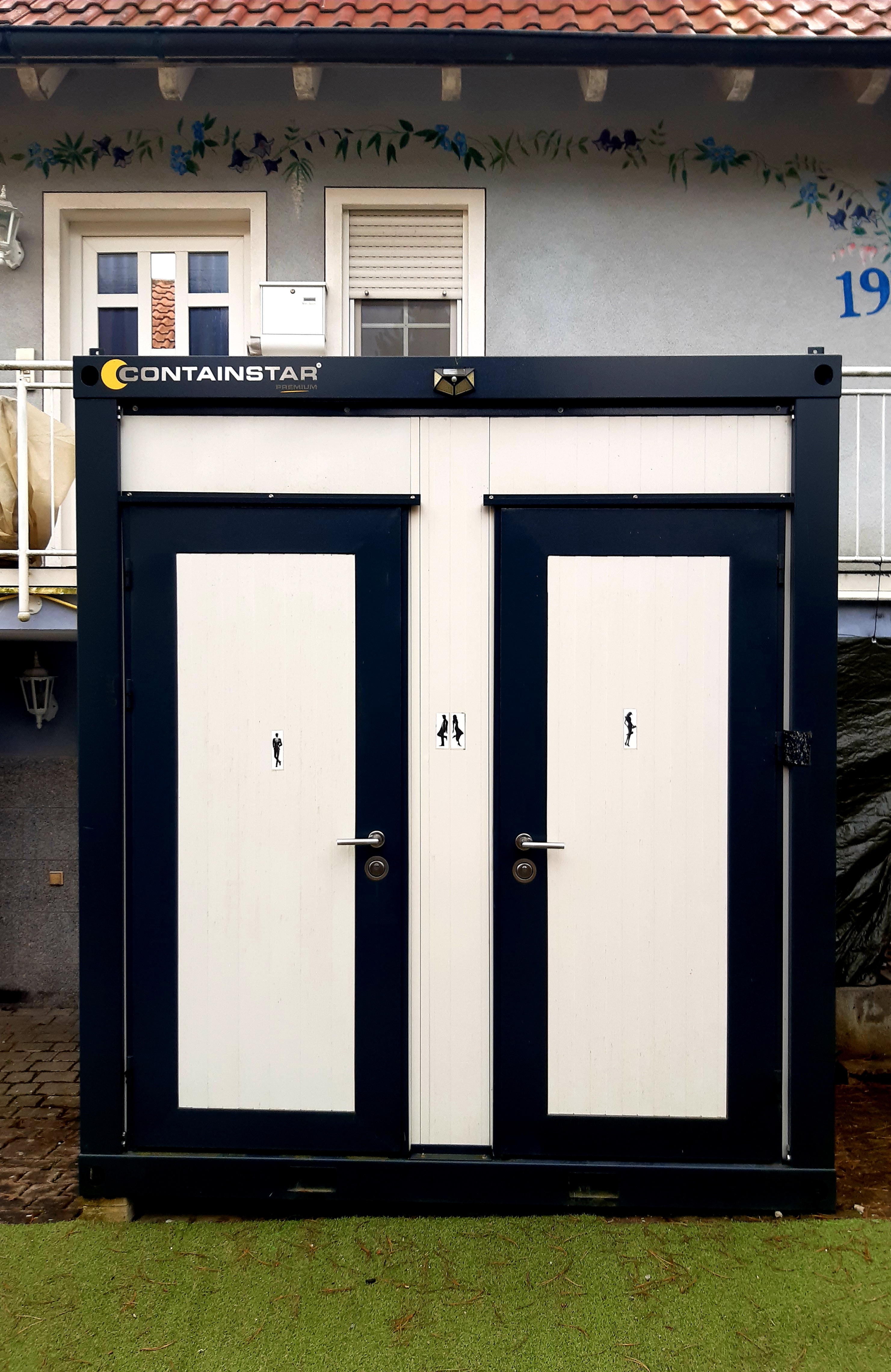 Monteurzimmer: Außenansicht WC-Container außerhalb der beiden Ferienwohnungen - Monteurzimmer Rumpel für 1 - 10 Personen