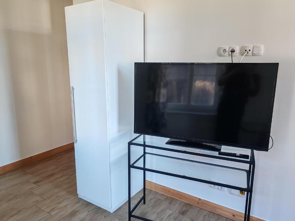 Monteurzimmer: Wohnung 5 - Wohnbereich mit TV + Kleiderschrank - Monteurunterkünfte - Elbe Quartier Meißen 