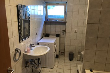 Monteurzimmer: Badezimmer - (R132) Gemütliche Monteurwohnung 