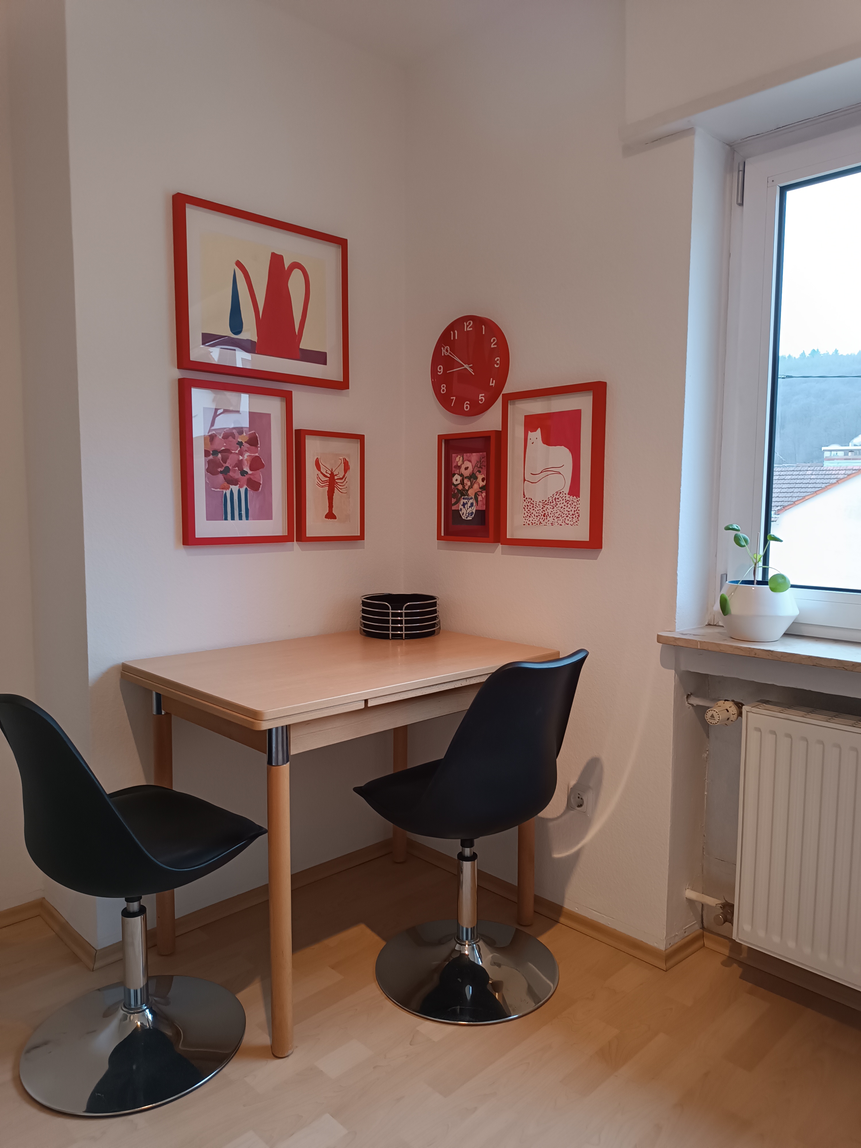 Monteurwohnung - WLAN - Wiesbaden - Die gemütliche Frühstücksecke lädt dazu ein, kleine Pausen einzulegen und einfach mal das Kochen zu genießen. - Ferienwohnung Tante Mimi