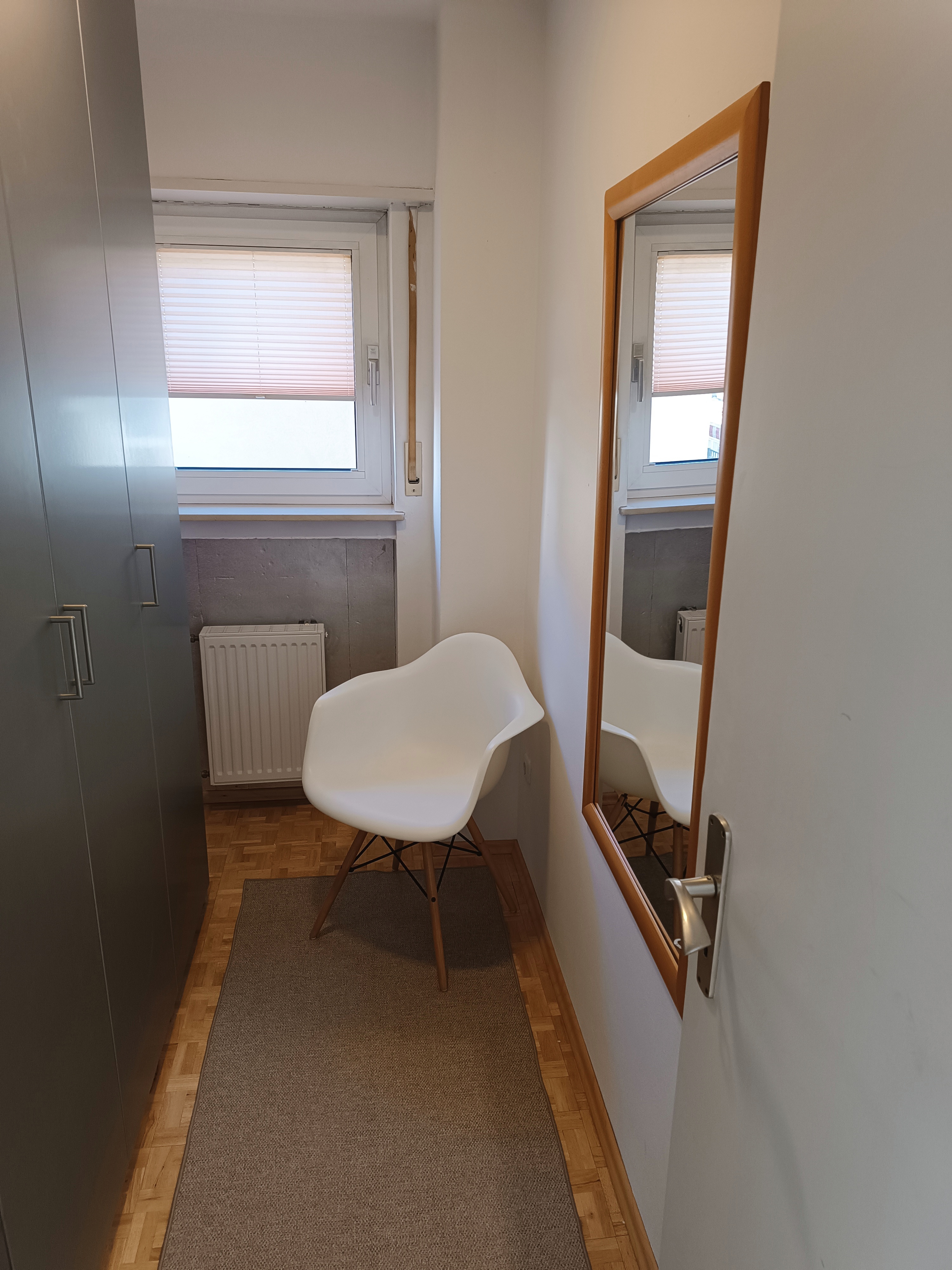 Monteurzimmer: Das Ankleidezimmer ist der perfekte Ort für dich, um all deine Kleidung und Koffer unterzubringen. Hier hast du wirklich viel Platz, um alles ordentlich zu verstauen! Und hey, der große Spiegel? Er lädt dich ein, einen schnellen Blick auf dein Outfit zu werfen – damit du immer bereit für den Tag bist! - Ferienwohnung Tante Mimi