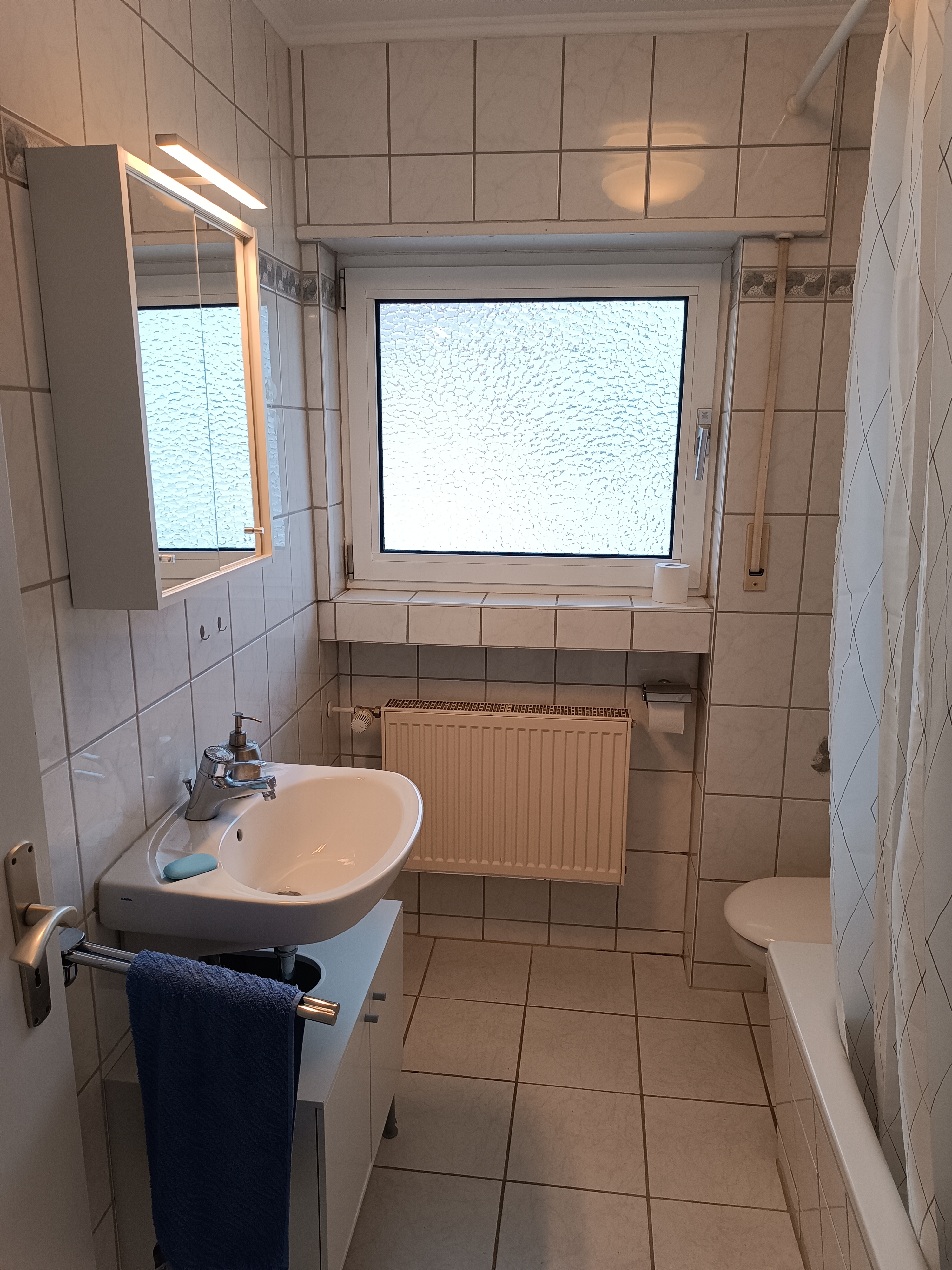Monteurzimmer: Im Bad wartet eine großzügige Badewanne mit Dusche darauf, dir eine wohlverdiente Auszeit zu schenken. Hier kannst du wunderbar entspannen und die Seele baumeln lassen! - Ferienwohnung Tante Mimi