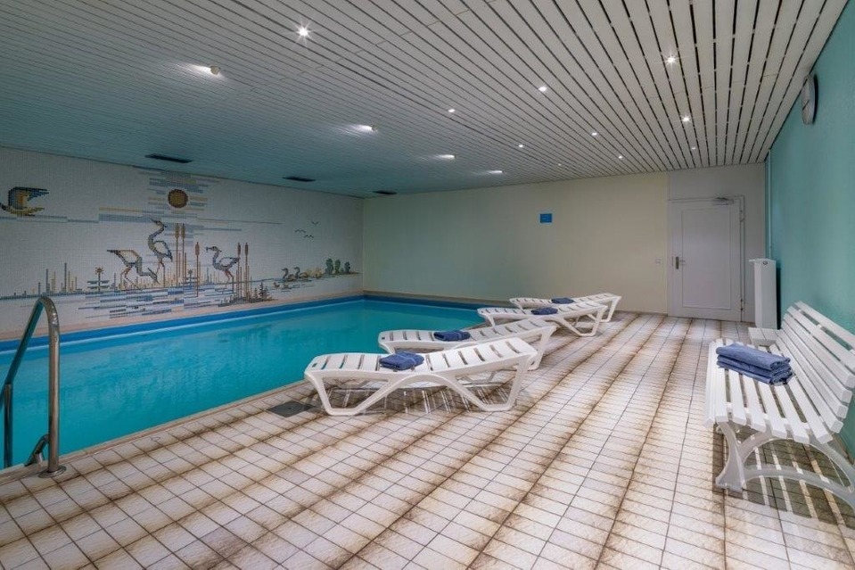 Monteurzimmer: Hallenbad (im Preis inbegriffen) - Fewo für 4 EW mit Bergblick, Schwimmbad und Sauna