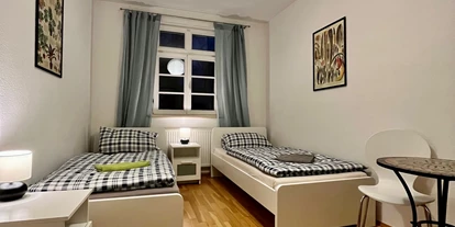 Monteurwohnung - PLZ 04109 (Deutschland) - Schlafzimmer mit Einzelbetten und TV - Monteurzimmer Leipzig 24