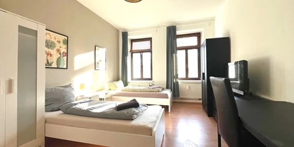 Monteurwohnung - PLZ 04109 (Deutschland) - Schlafzimmer mit EInzelbetten und TV - Monteurzimmer Leipzig 24