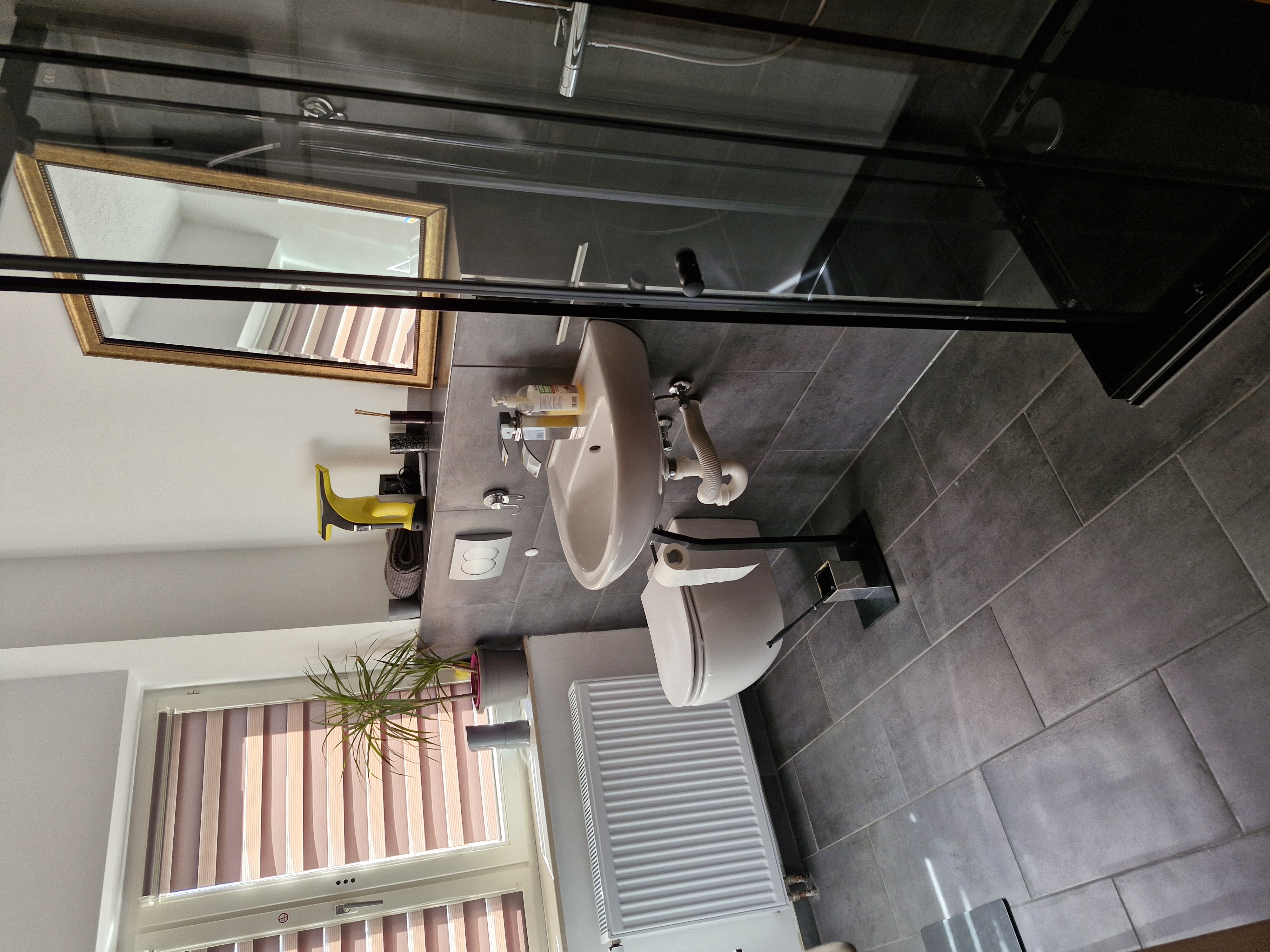 Monteurzimmer: Das Badezimmer mit Dusche.  - Monteurzimmer Solingen 