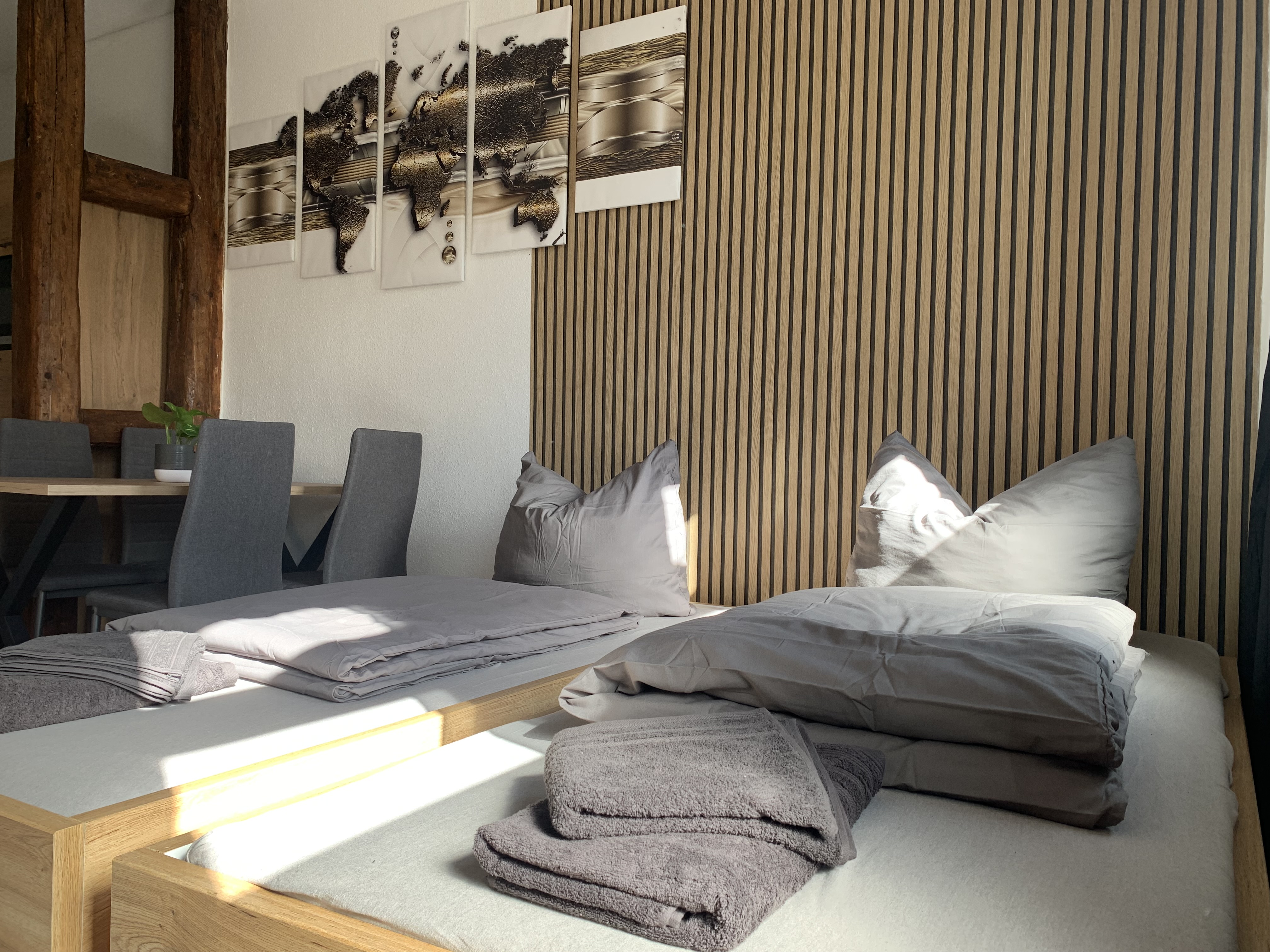 Monteurwohnung - Zimmertyp: Doppelzimmer - Plaue - Schlafzimmer mit zwei Einzelbetten – perfekt für Kollegen - flex living -  Monteurwohnungen in Arnstadt