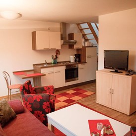 Monteurzimmer: Wohnbereich mit Ausblick auf Aufgang zum Schlafzimmer - Wohnung mit extra Schlafzimmer - Apartment Haus am Grün