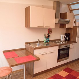 Monteurzimmer: Küchenzeile + Essbereich - Wohnung mit extra Schlafzimmer - Apartment Haus am Grün