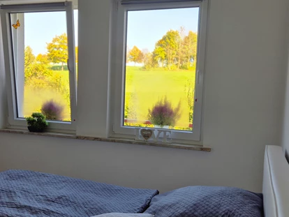 Monteurwohnung - TV - Deutschland - Blick auf den Golfplatz vom Schlafzimmer unseres Apartments "Sunshine" - Ferienapartments Haus am Grün - Ruhe & Entspannung mitten in der Natur