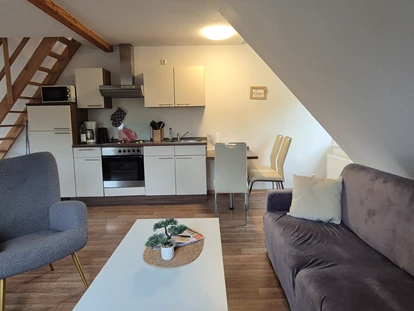 Monteurwohnung - TV - Deutschland - Wohnbereich mit Küche - Ferienapartments Haus am Grün - Ruhe & Entspannung mitten in der Natur