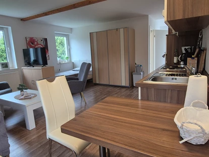 Monteurwohnung - TV - Deutschland - Essbereich mit Blick zum Wohnbereich  - Ferienapartments Haus am Grün - Ruhe & Entspannung mitten in der Natur