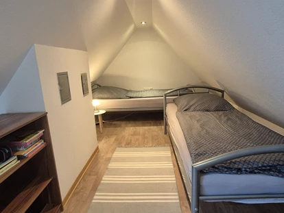 Monteurwohnung - TV - Deutschland - Schlafbereich im Dachgeschoss Apartment "Sunshine" - Ferienapartments Haus am Grün - Ruhe & Entspannung mitten in der Natur