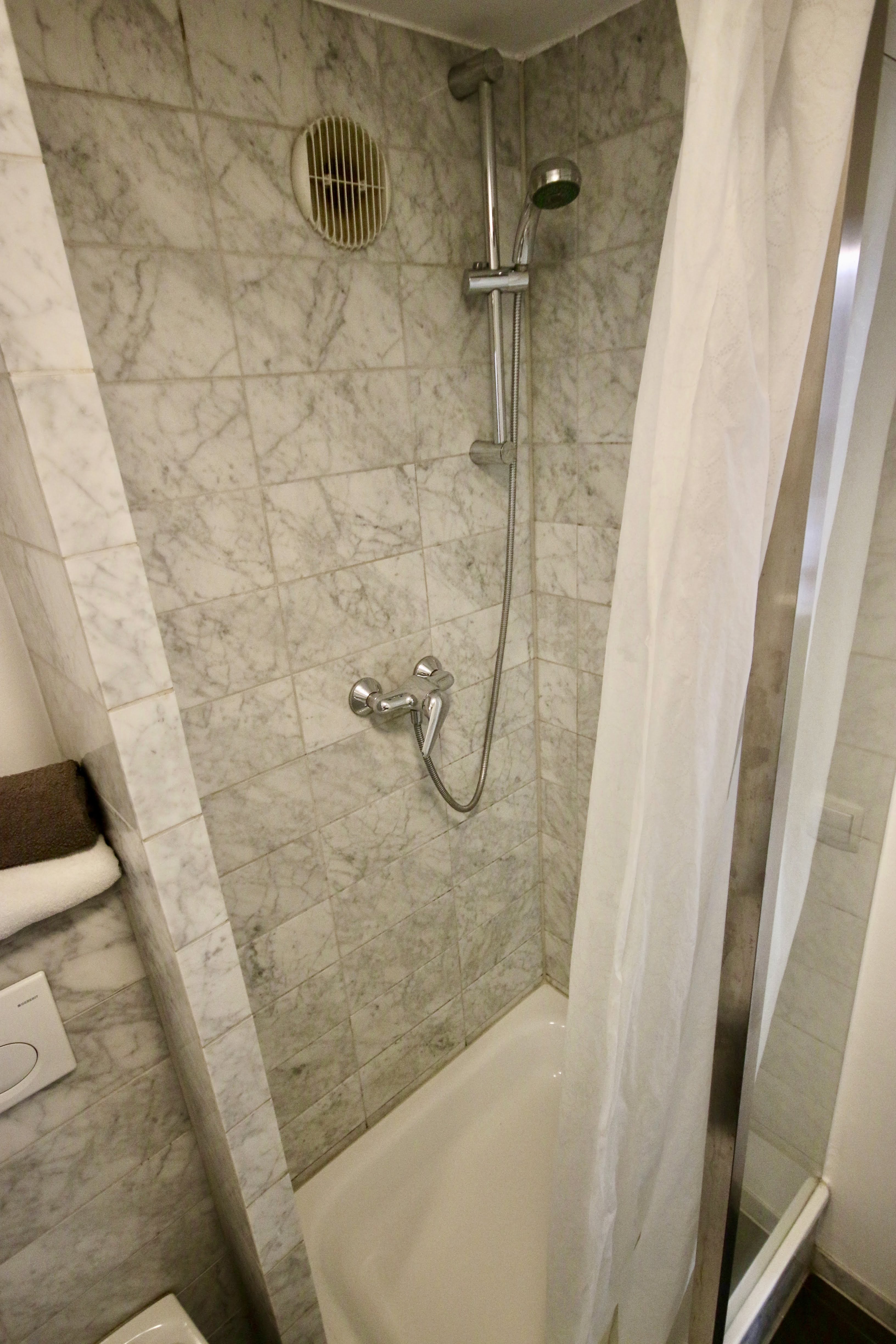 Monteurwohnung - Badezimmer: eigenes Bad - Duisburg - Modernes Loft - Keine Kaution, mit Reinigungsservice