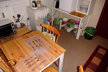 Monteurzimmer: gemütlicher Küchenbereich mit Mikrowelle/Kühlschrank/Gefrierschrank/Backofen/Wasserkocher/Kaffeemaschine und etlichen Küchenutensilien. - 2 günstige und liebevolle Monteurszimmer 