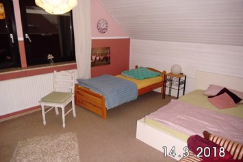 Monteurzimmer: helles,freundliches,ruhiges 16 qm großes Zimmer mit Außenjalusie. Mit zwei Einzelbetten. 
Hier läßt sich gut relaxen.  - 2 günstige und liebevolle Monteurszimmer 
