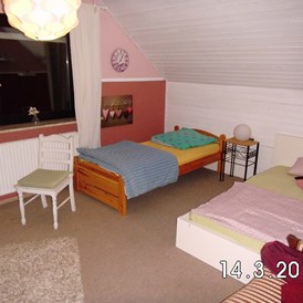 Monteurzimmer: helles,freundliches,ruhiges 16 qm großes Zimmer mit Außenjalusie. Mit zwei Einzelbetten. 
Hier läßt sich gut relaxen.  - 2 günstige und liebevolle Monteurszimmer 