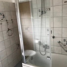 Monteurzimmer: Badewanne mit Duschwand - Palms Zimmer