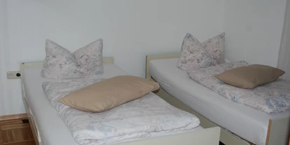 Monteurwohnung - PLZ 97342 (Deutschland) - Schlafzimmer mit zwei getrennten Betten, oder Doppelbett, zusätzlich auf Wunsch noch ein Schlafsofa mit einer Breite von 1,4m - Eckendörfer
